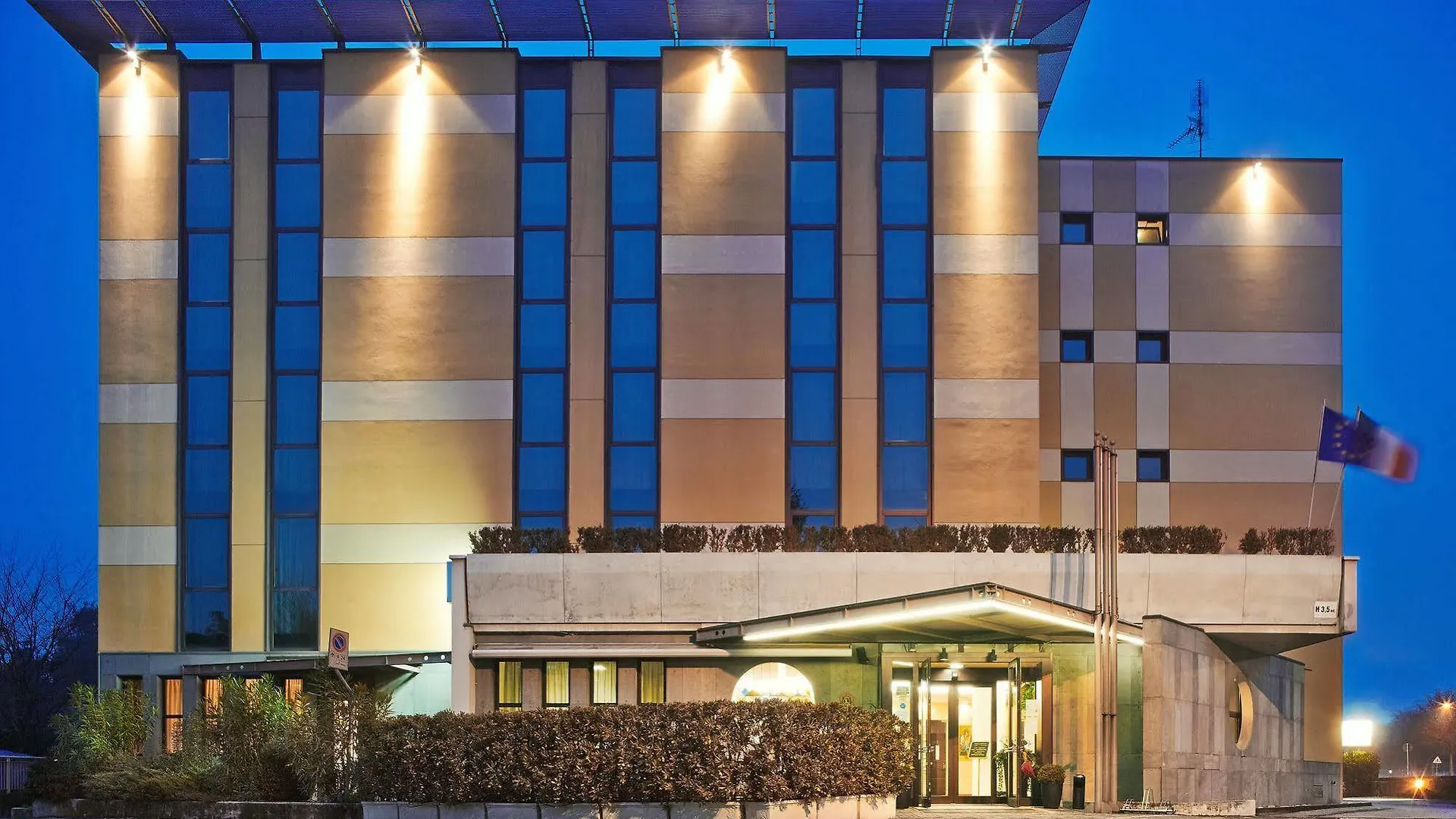 Primhotel contacts